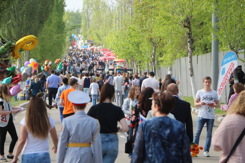 Тысячи саратовцев возложили цветы к памятнику погибшим в годы ВОВ землякам