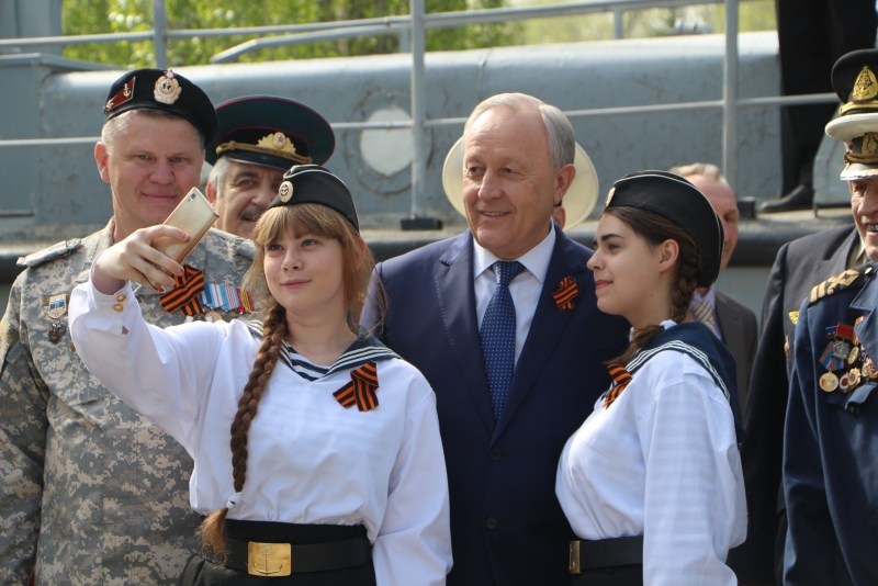 Тысячи саратовцев возложили цветы к памятнику погибшим в годы ВОВ землякам