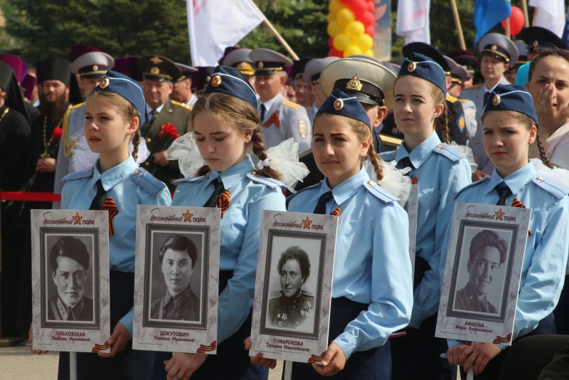 Тысячи саратовцев возложили цветы к памятнику погибшим в годы ВОВ землякам