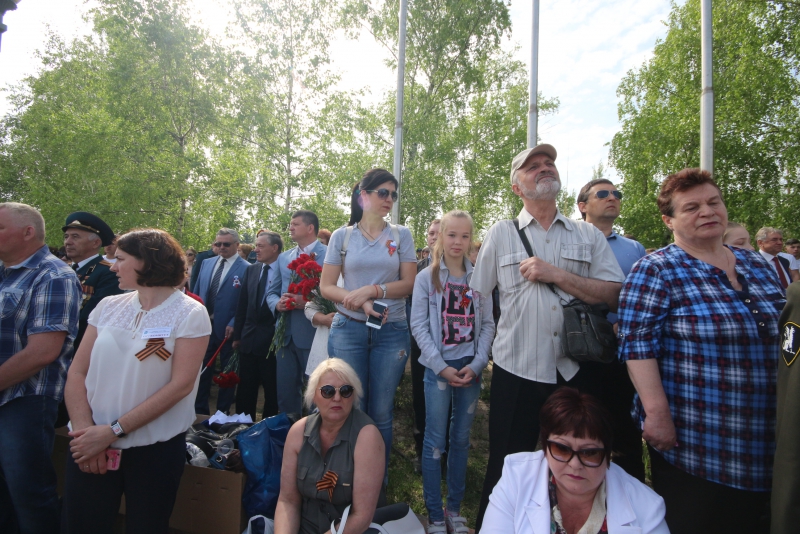 Тысячи саратовцев возложили цветы к памятнику погибшим в годы ВОВ землякам