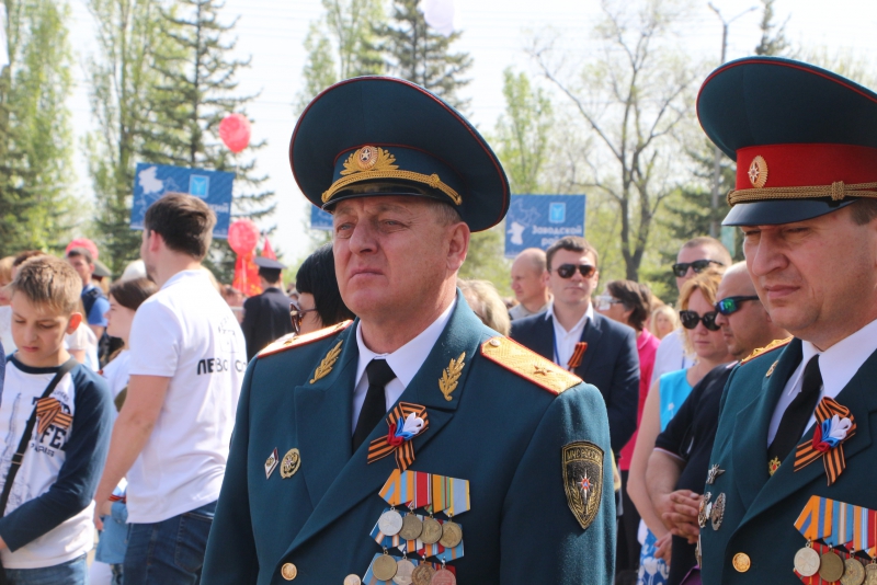 Тысячи саратовцев возложили цветы к памятнику погибшим в годы ВОВ землякам