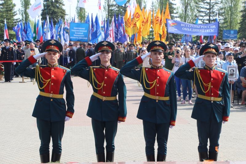 Тысячи саратовцев возложили цветы к памятнику погибшим в годы ВОВ землякам