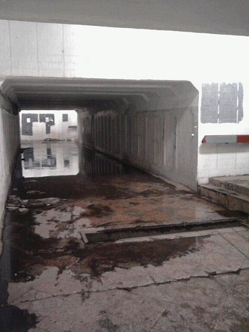 На 50 лет Октября вода затопила подземный переход