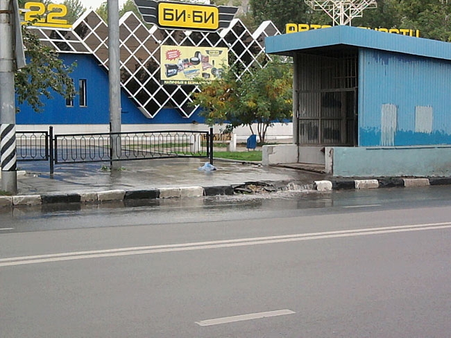 На 50 лет Октября вода затопила подземный переход