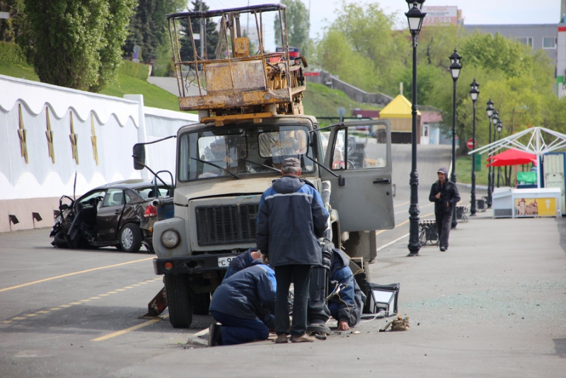 Набережную Саратова очистили от обломков разбившегося «Фольксвагена»