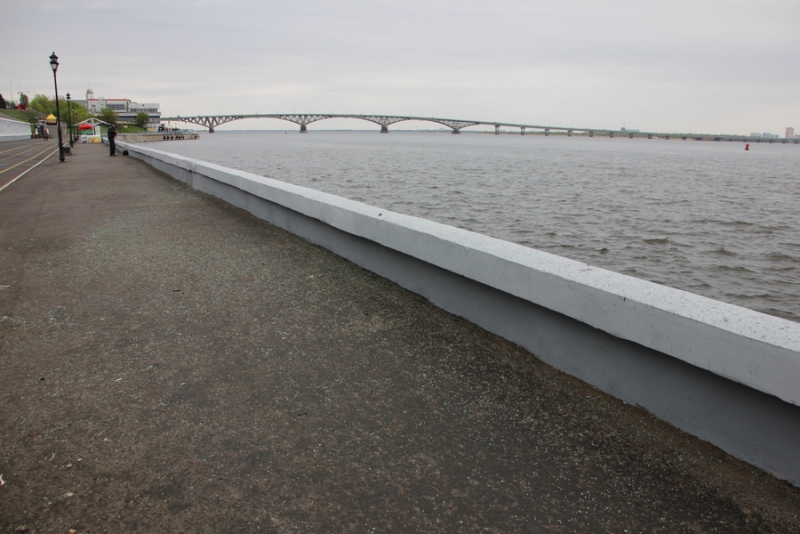 Набережную Саратова очистили от обломков разбившегося «Фольксвагена»