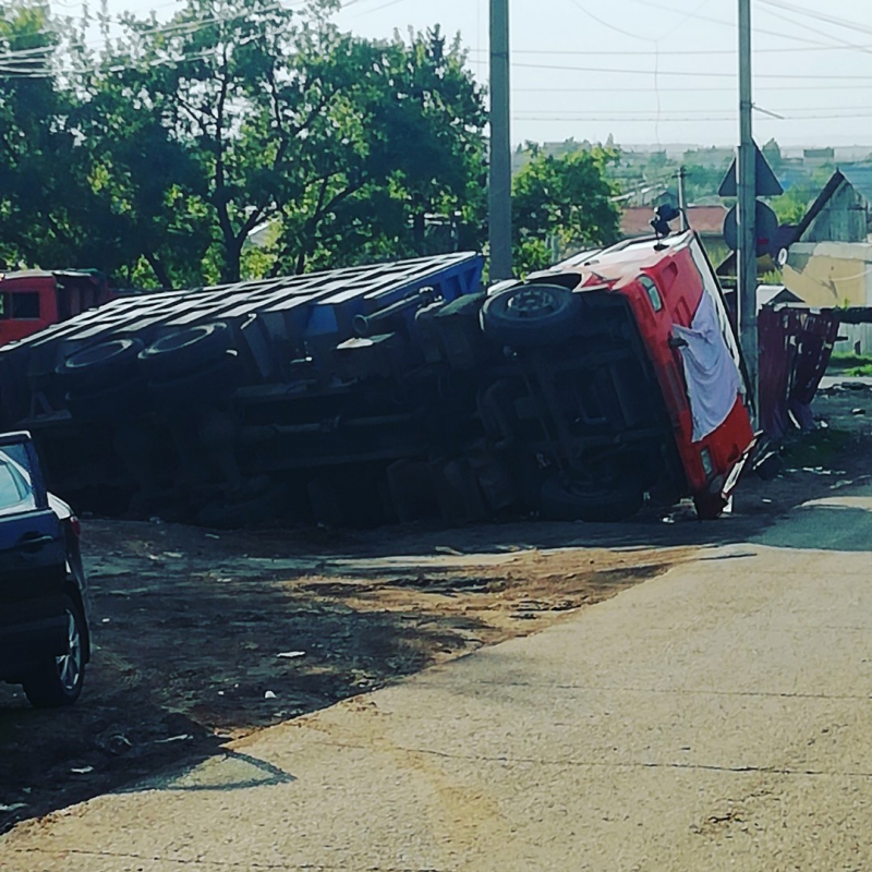 В Ленинском районе перевернулся грузовик с мусором
