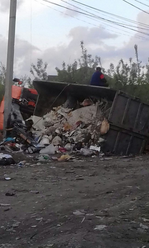 В Ленинском районе перевернулся грузовик с мусором