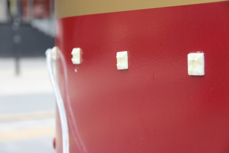 У «Семена» на Волжской вандалы оторвали подсветку