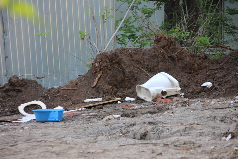 Рухнувший дом на проспекте Строителей обнесли забором