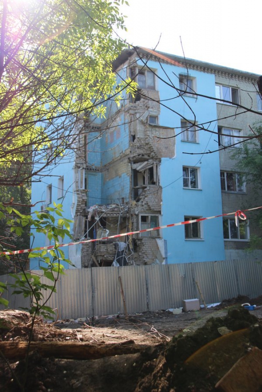 Рухнувший дом на проспекте Строителей обнесли забором