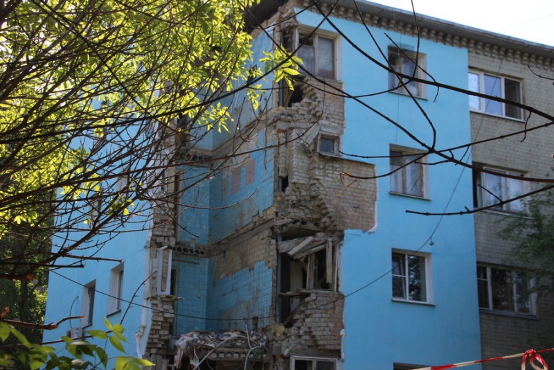 Рухнувший дом на проспекте Строителей обнесли забором