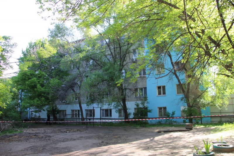 Рухнувший дом на проспекте Строителей обнесли забором