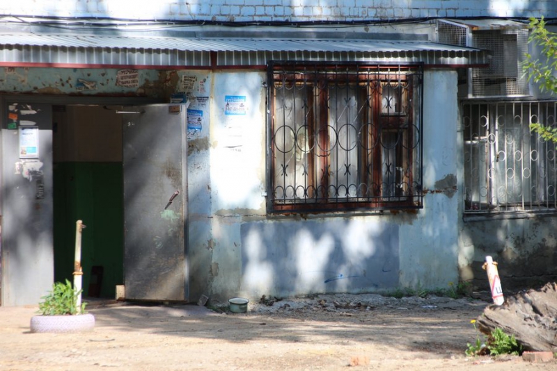 Рухнувший дом на проспекте Строителей обнесли забором