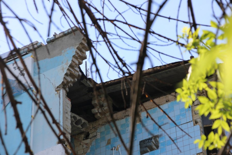Рухнувший дом на проспекте Строителей обнесли забором