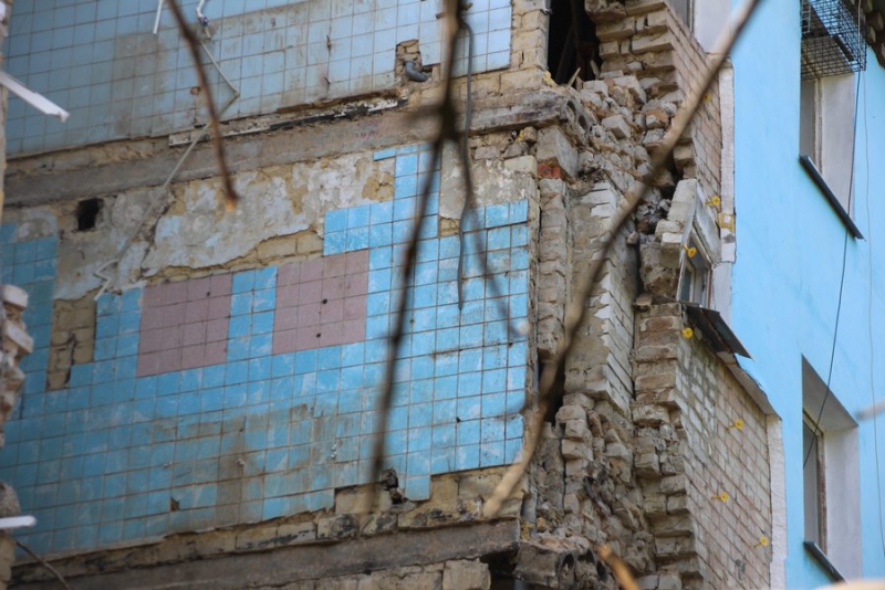 Рухнувший дом на проспекте Строителей обнесли забором