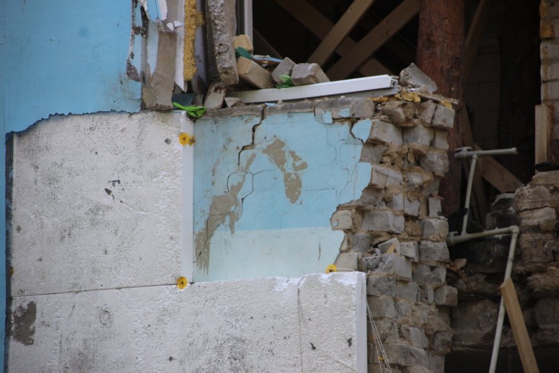 Рухнувший дом на проспекте Строителей обнесли забором