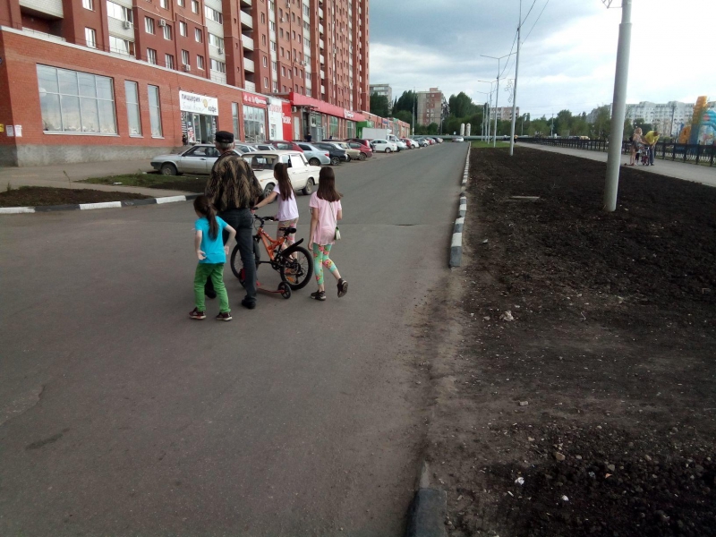 В Солнечном-2 пешеходы рискуют жизнью при выходе с бульвара Героев Отечества