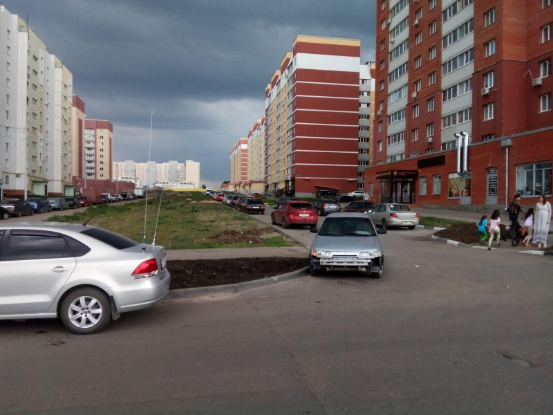 В Солнечном-2 пешеходы рискуют жизнью при выходе с бульвара Героев Отечества