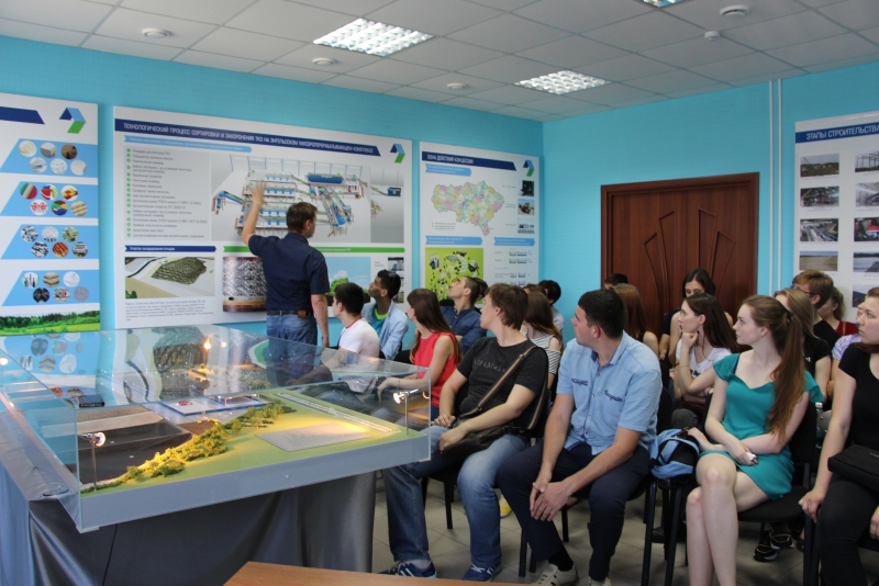 Студентам Президентской академии показали процессы обработки коммунальных отходов