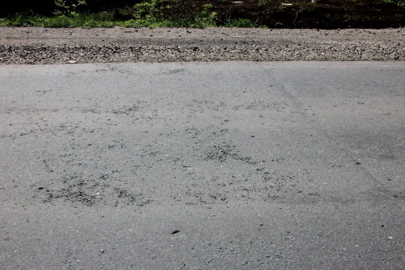 Профилактикой трещин и разлитым бетоном на дороге «Елшанка-Песчаный Умет» займутся в ближайшее время