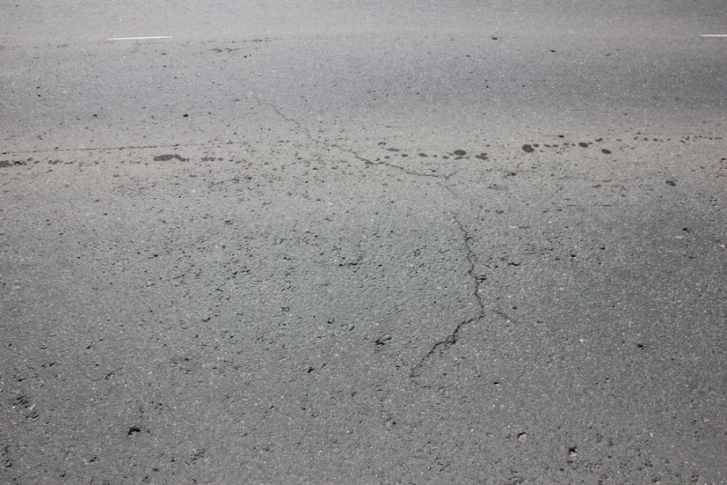 Профилактикой трещин и разлитым бетоном на дороге «Елшанка-Песчаный Умет» займутся в ближайшее время