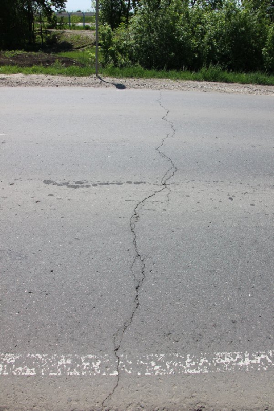 Профилактикой трещин и разлитым бетоном на дороге «Елшанка-Песчаный Умет» займутся в ближайшее время