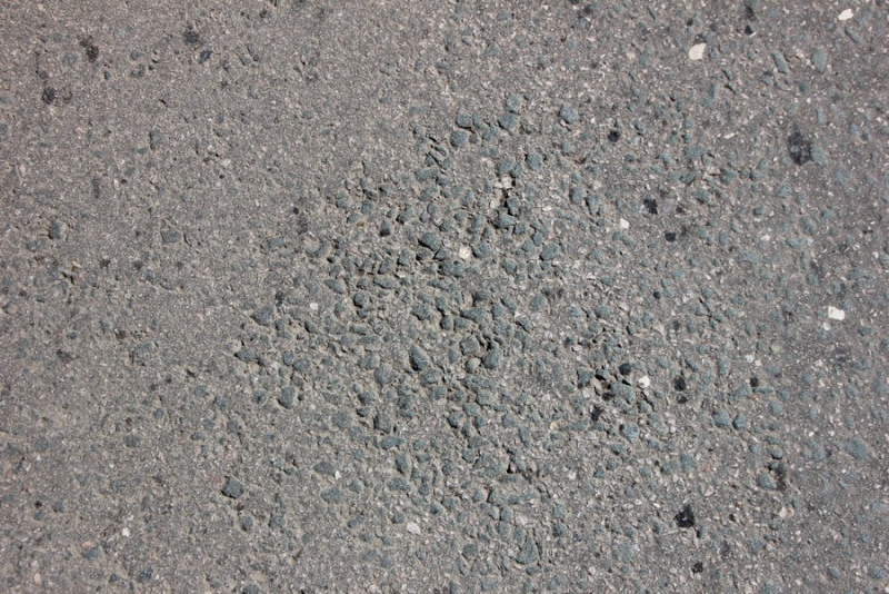 Профилактикой трещин и разлитым бетоном на дороге «Елшанка-Песчаный Умет» займутся в ближайшее время