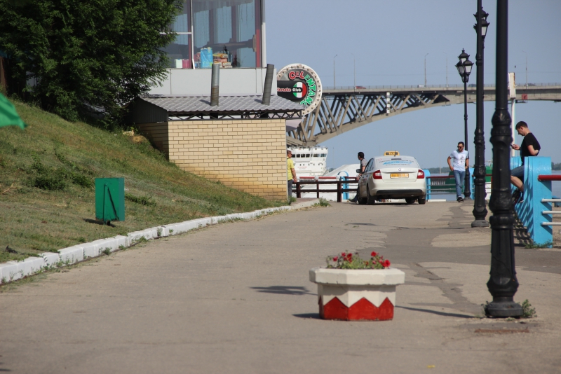 Вазоны с цветами не стали препятствием для гонок по набережной