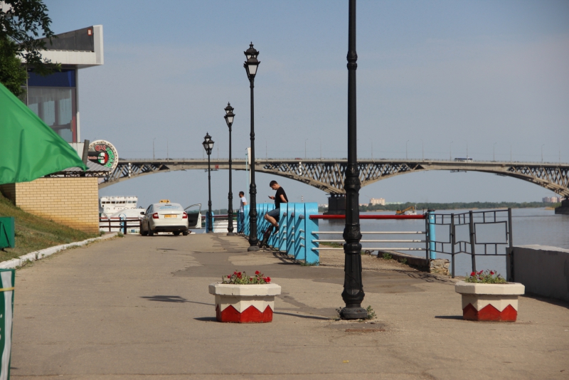 Вазоны с цветами не стали препятствием для гонок по набережной