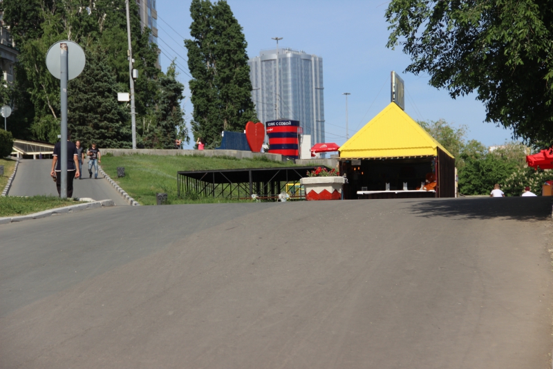 Вазоны с цветами не стали препятствием для гонок по набережной