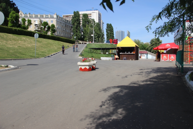 Вазоны с цветами не стали препятствием для гонок по набережной