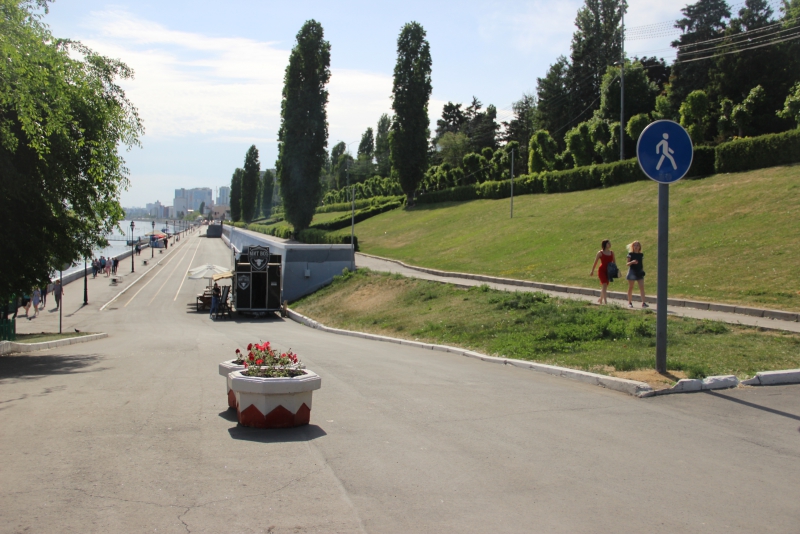 Вазоны с цветами не стали препятствием для гонок по набережной