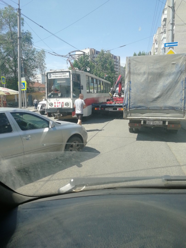 Из-за столкновения вагона и эвакуатора в Саратове встали трамваи и троллейбусы