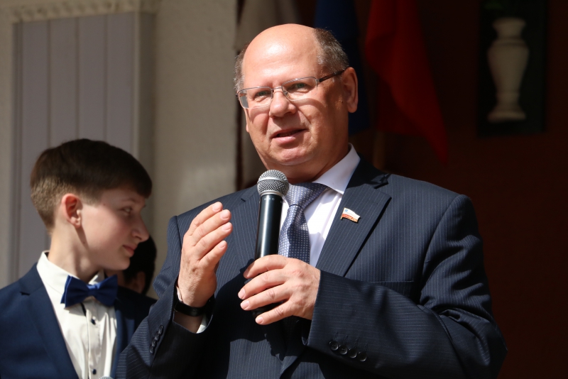 Председатель облдумы поздравил выпускников с «Последним звонком»