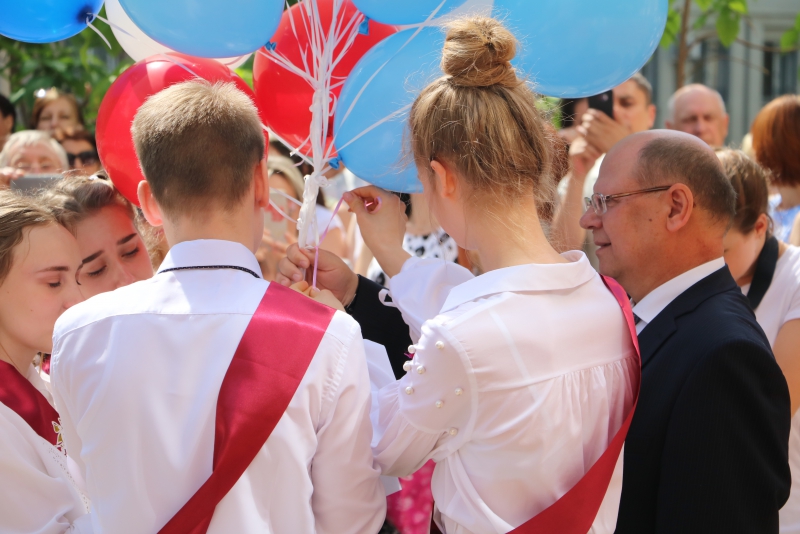 Председатель облдумы поздравил выпускников с «Последним звонком»