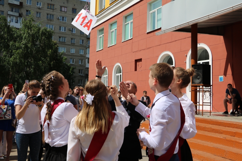 Председатель облдумы поздравил выпускников с «Последним звонком»