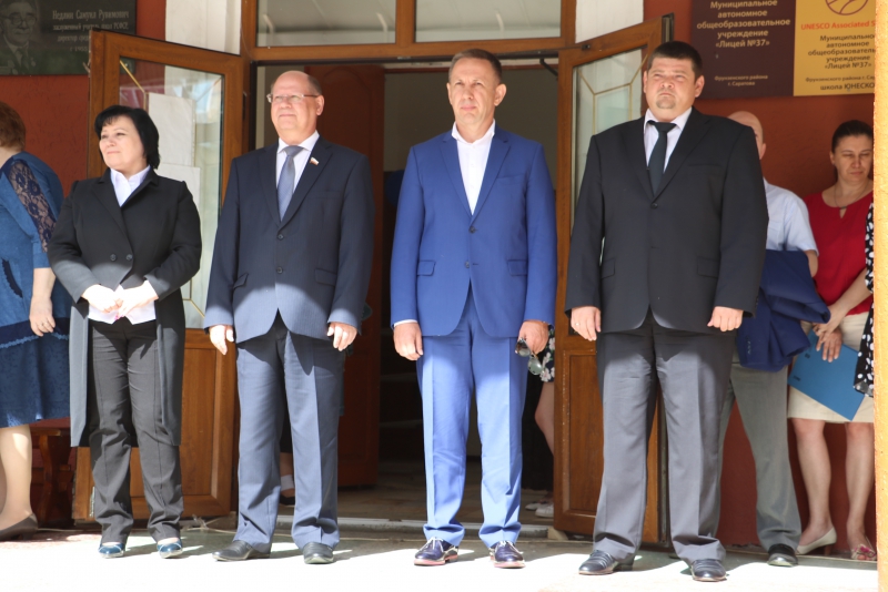 Председатель облдумы поздравил выпускников с «Последним звонком»