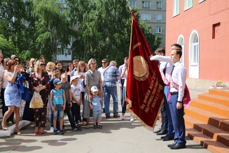 Председатель облдумы поздравил выпускников с «Последним звонком»