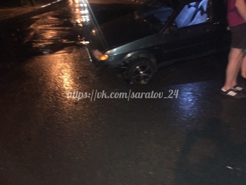 В Саратове водитель заехал в яму и пробил головой лобовое стекло