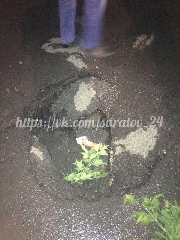 В Саратове водитель заехал в яму и пробил головой лобовое стекло