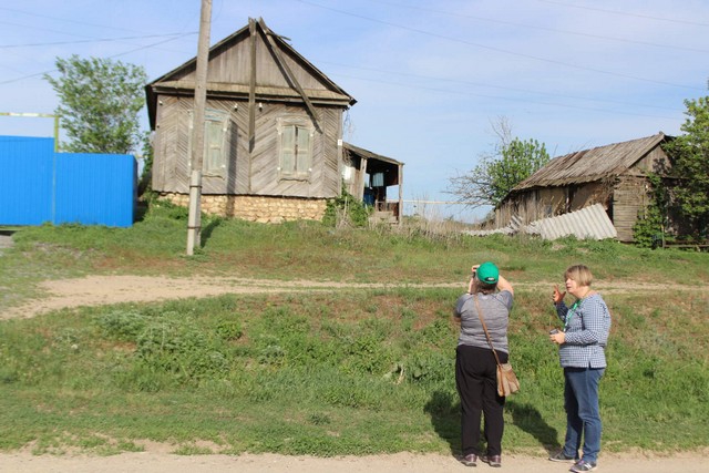 Потомков саратовских немцев поразила развешенная для просушки рыба
