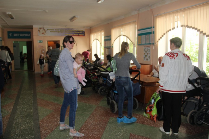 В энгельсской больнице детей кормили за ширмой, в холле парковали коляски