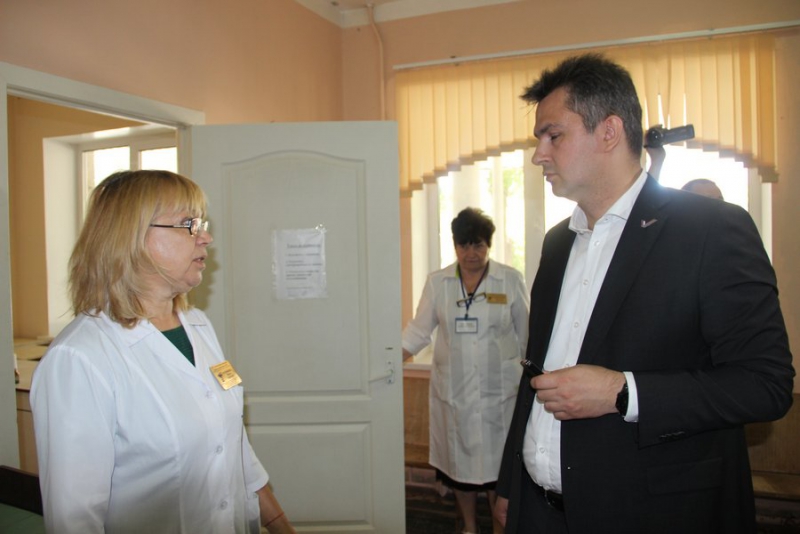 В энгельсской больнице детей кормили за ширмой, в холле парковали коляски