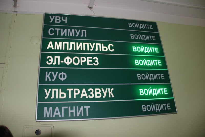 В энгельсской больнице детей кормили за ширмой, в холле парковали коляски