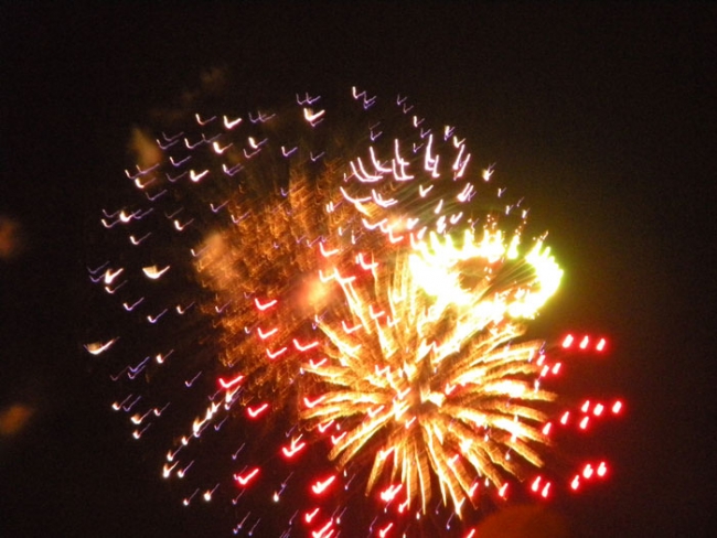 День города. Дождь не пустил в небо сотни китайских фонариков