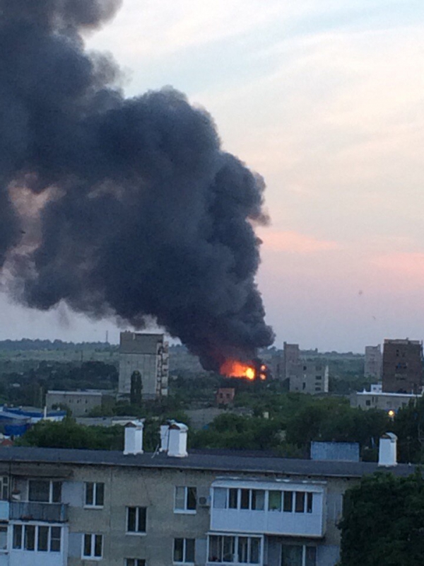Сгоревший деревянный дом. Пожар на элеваторе. Пожар в самаре сейчас на заводском шоссе. Заброшенный элеватор саратов заводской. Пожар в промзоне ярославля.