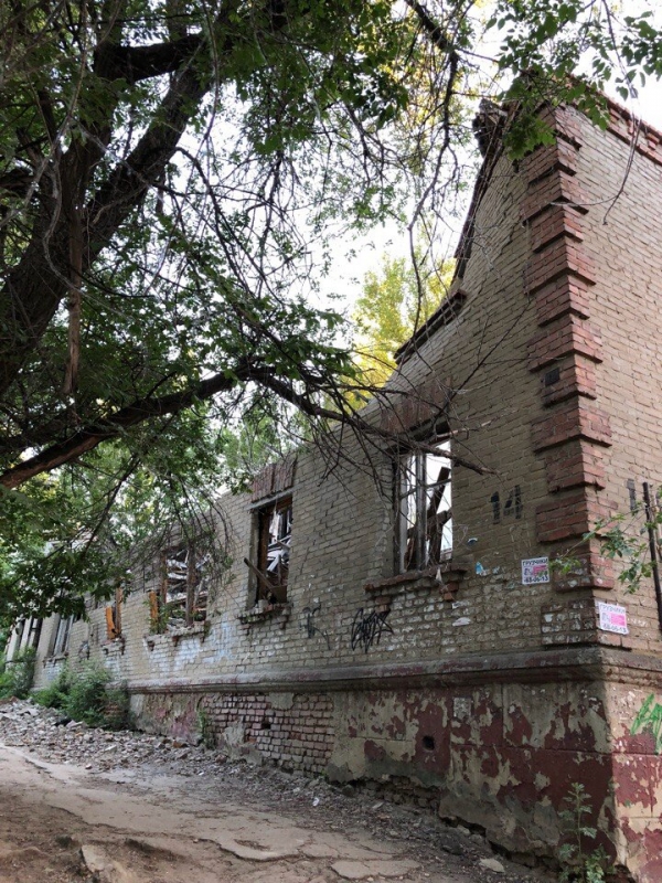 Очевидцы: в Ленинском районе сгоревший дом может рухнуть на тротуар