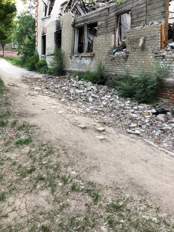 Очевидцы: в Ленинском районе сгоревший дом может рухнуть на тротуар