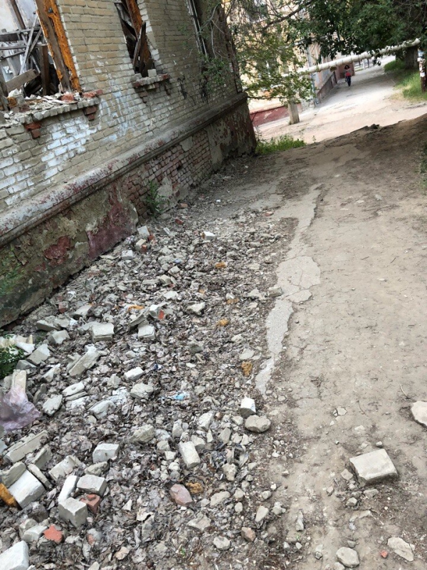 Очевидцы: в Ленинском районе сгоревший дом может рухнуть на тротуар